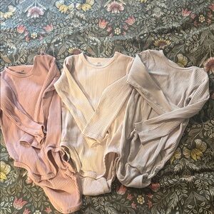 H&M Ribbed Organic Cotton Baby Onesie in Cream